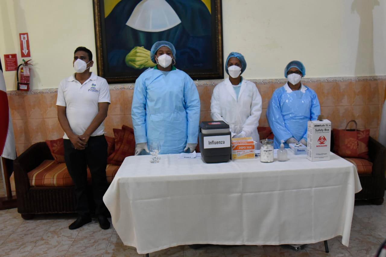 Personal de salud dispuesto para poner las vacunas.