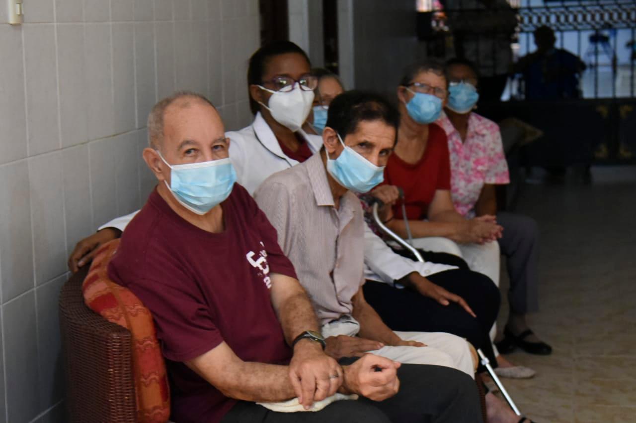 Adultos mayores del Hogar de Ancianos San Francisco de Asís esperan para ser vacunados.