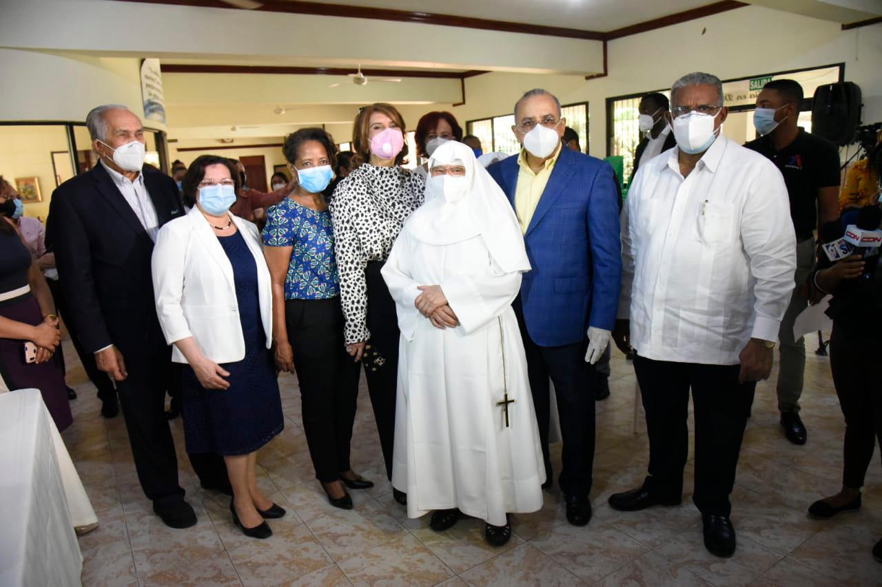 Autoridades de Salud junto a directiva de Conape y monjas del  Hogar de Ancianos San Francisco de Asís .