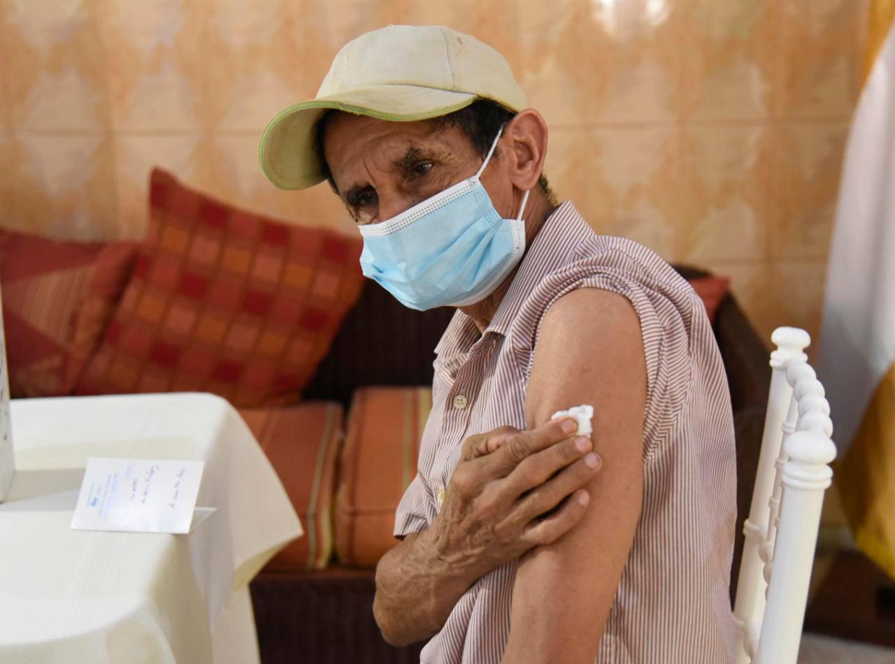 Uno de los primeros envejecientes en ser vacunado.