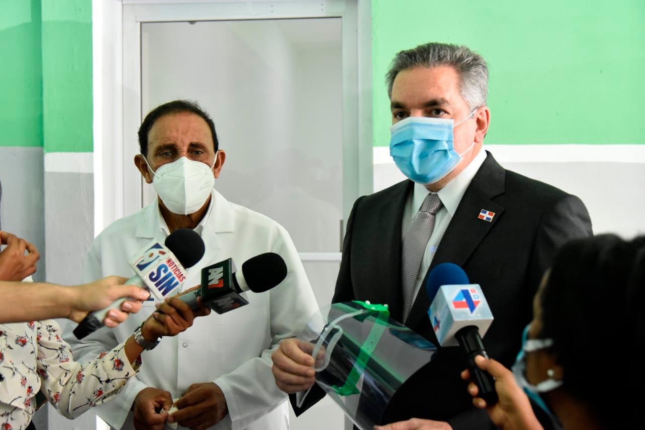 Autoridades entregan viseras protectoras a personal de la clínica Cruz Jiminián Autoridades entregan viseras protectoras a personal de la clínica Cruz Jiminián