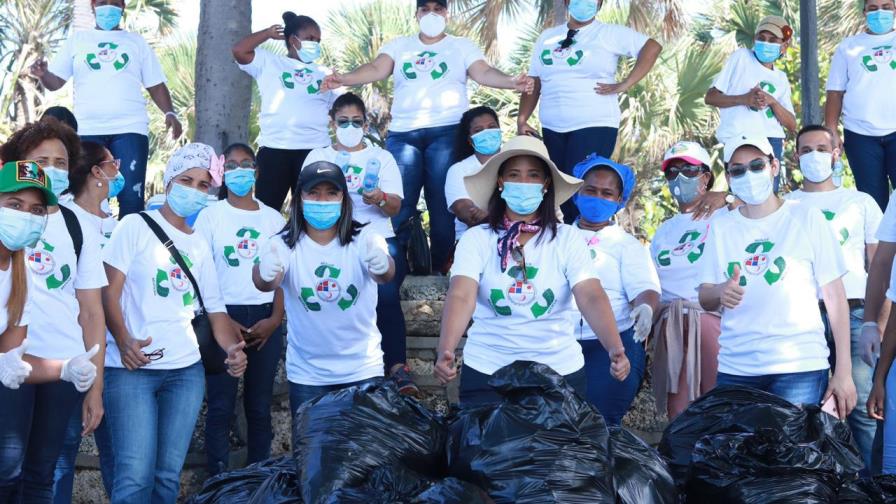 Colaboradores del Centro de Gastroenterología participan en jornada “Mejor Sin Plástico” Colaboradores del Centro de Gastroenterología participan en jornada “Mejor Sin Plástico”