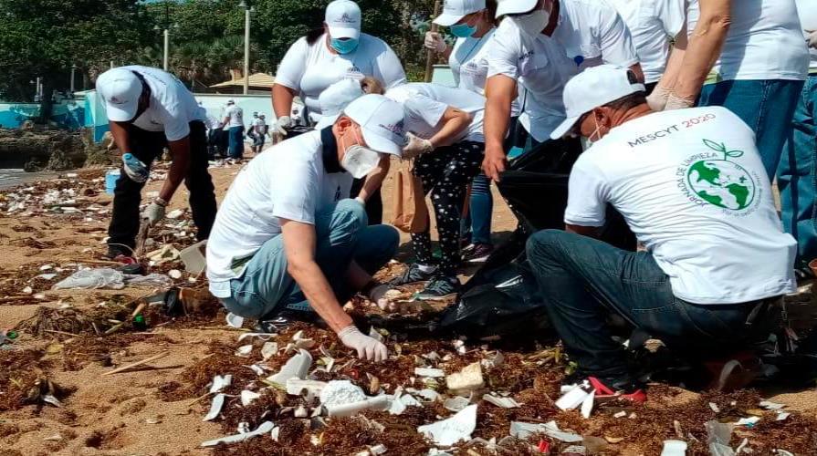 Funcionarios y empleados Mescyt realizan jornada de limpieza en playa de Güibia