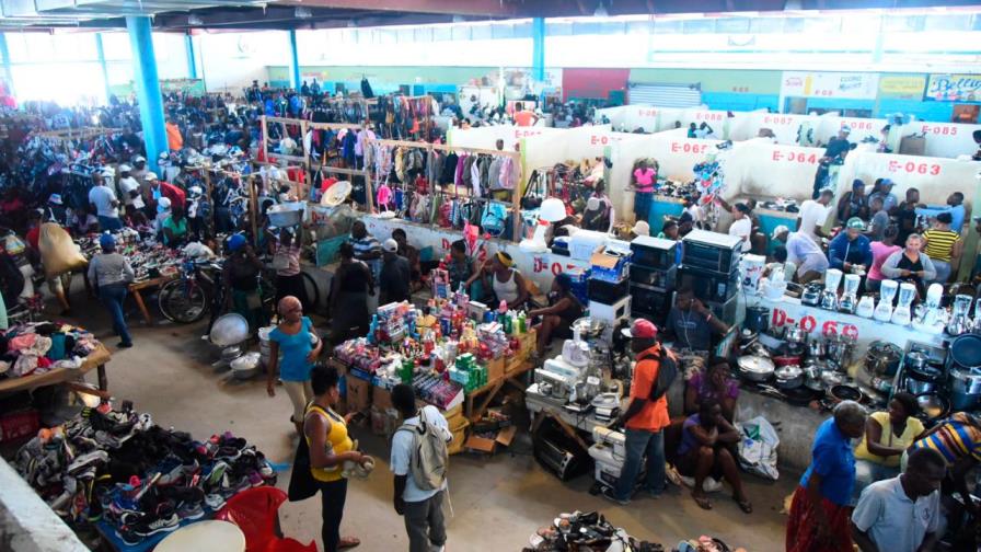 República Dominicana y Haití negocian reabrir mercado binacional cerrado por el COVID República Dominicana y Haití negocian reabrir mercado binacional cerrado por el COVID