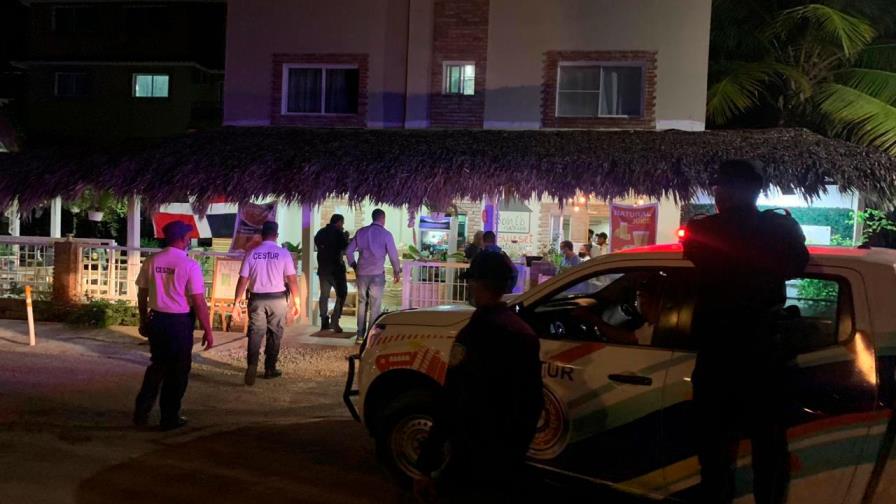 Apresan personas y clausuran comercios durante toque de queda en Bávaro