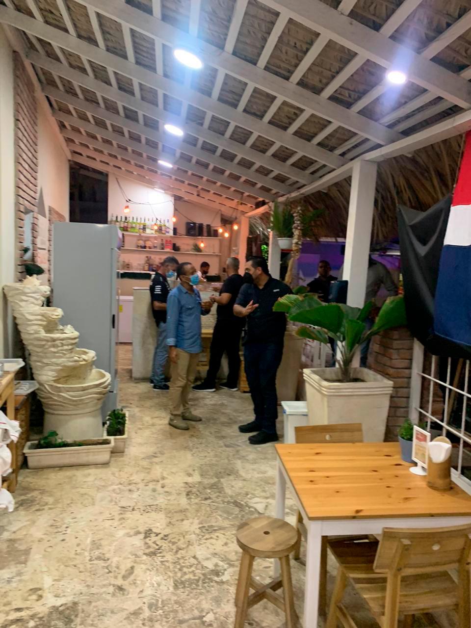 Autoridades de Bávaro durante operativo sorpresa en el toque de queda.