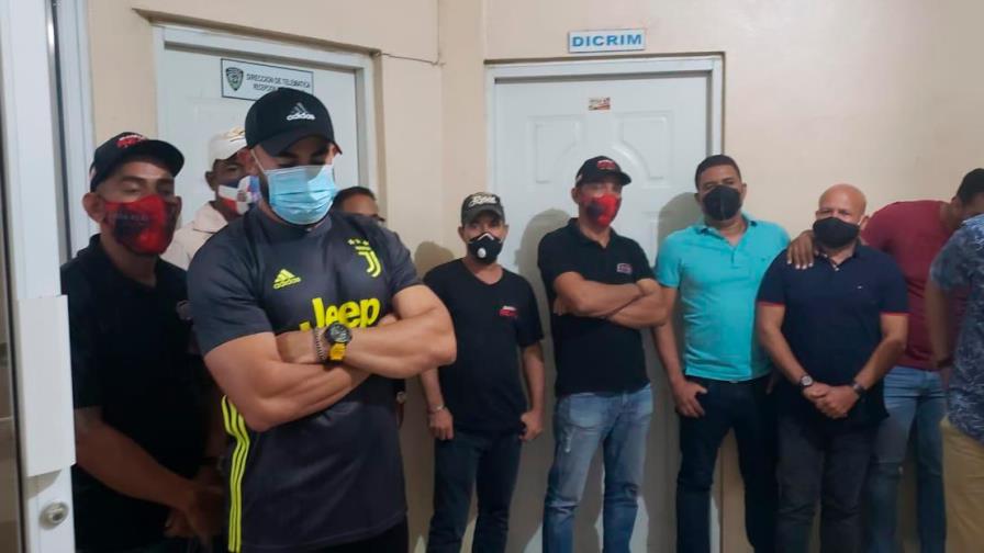 Apresan integrantes de Banda Real durante fiesta clandestina en Santiago