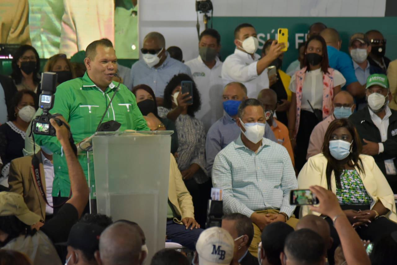 El alcalde Carlos Guzmán, hablando durante el acto.