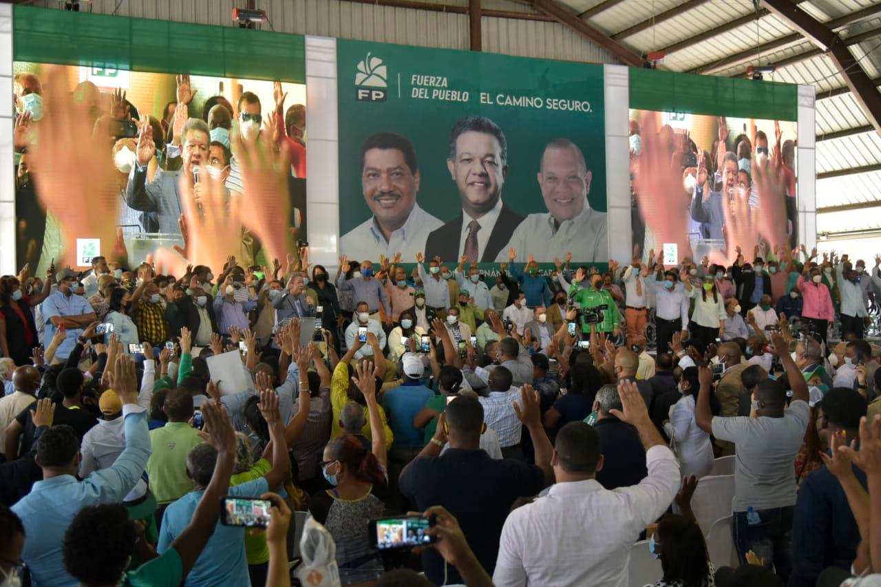 Juramentados por Leonel Fernández en Sabana Perdida.