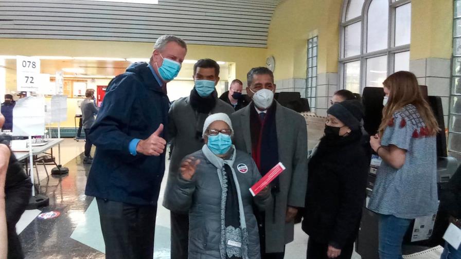 Alcalde de Nueva York felicita dominicanos en visitas a centros de votación