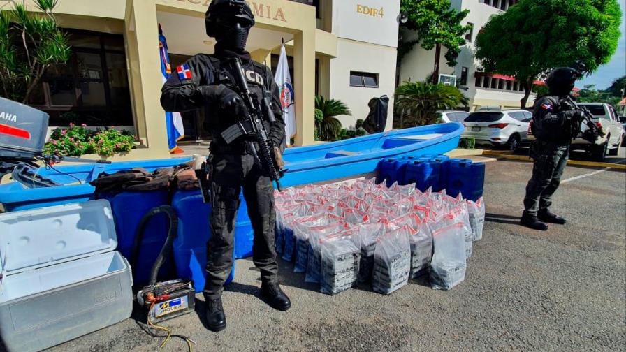 Autoridades ocupan 362 paquetes de droga y apresan dos colombianos en Baní