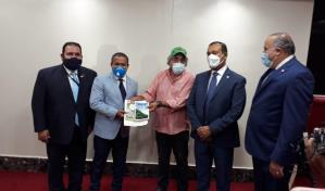 El padre Rogelio visita el Senado para avivar aprobaci&oacute;n proyecto Loma Miranda 