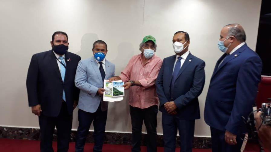 El padre Rogelio visita el Senado para avivar aprobación proyecto Loma Miranda El padre Rogelio visita el Senado para avivar aprobación proyecto Loma Miranda