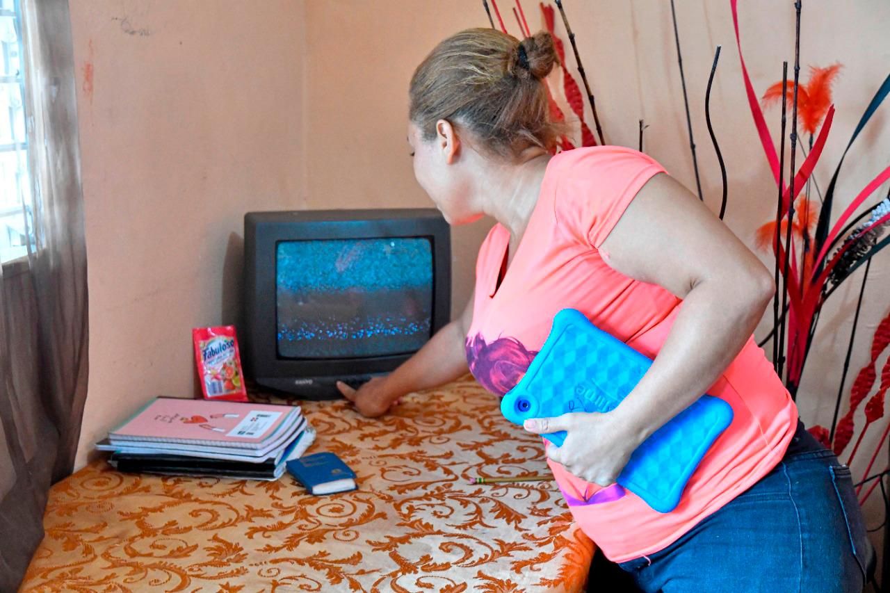 Ercilia Solano muestra el canal 19 que no se ve en su televisor.