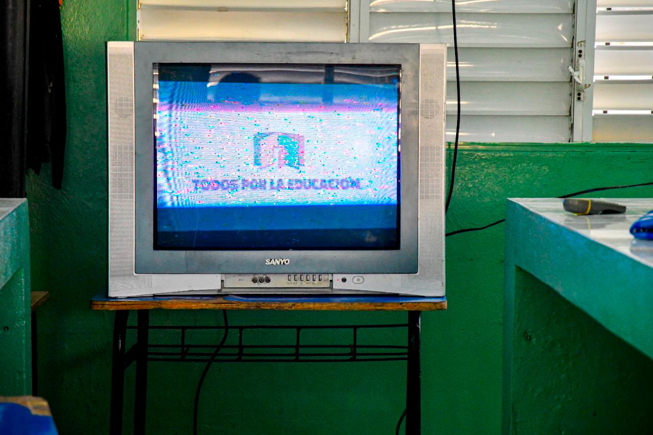 Un viejo televisor es el que disponen en el Centro Educativo Haras Nacionales.