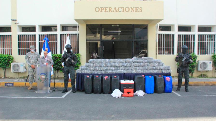 Apresan a seis hombres y ocupan 231 paquetes presumiblemente de cocaína en Azua