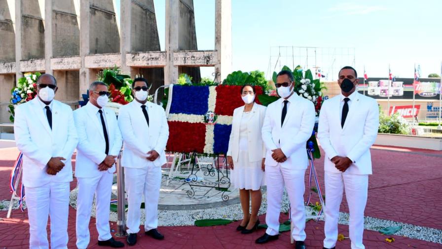 Senado deposita ofrenda floral en Monumento de los Constituyentes en San Cristóbal 