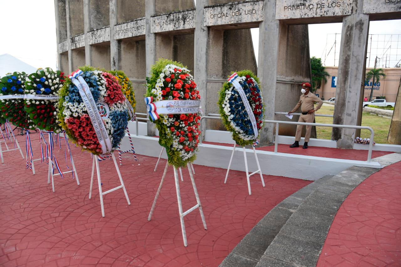 Ofrendas florales en la Plaza de la Constitución de San Cristóbal.