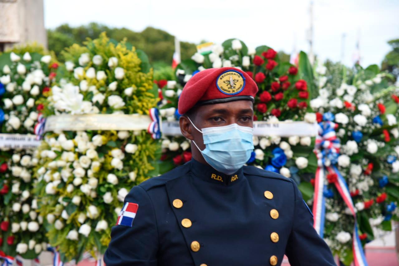 Militar rinde honores en la celebración del Día de la Constitución.