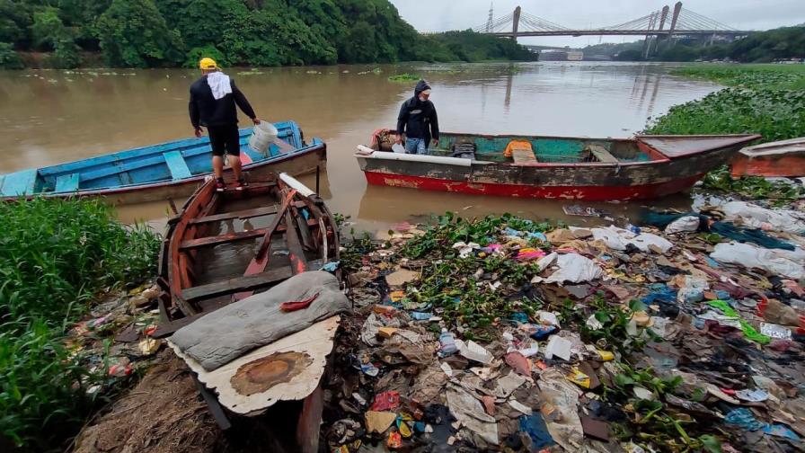 Moradores de La Ciénaga y los barrios de la parte alta del Gran Santo Domingo se preparan para inundaciones