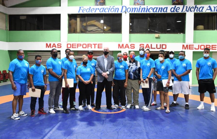 Federación de Lucha inicia cursos regionales de lucha para entrenadores nacionales