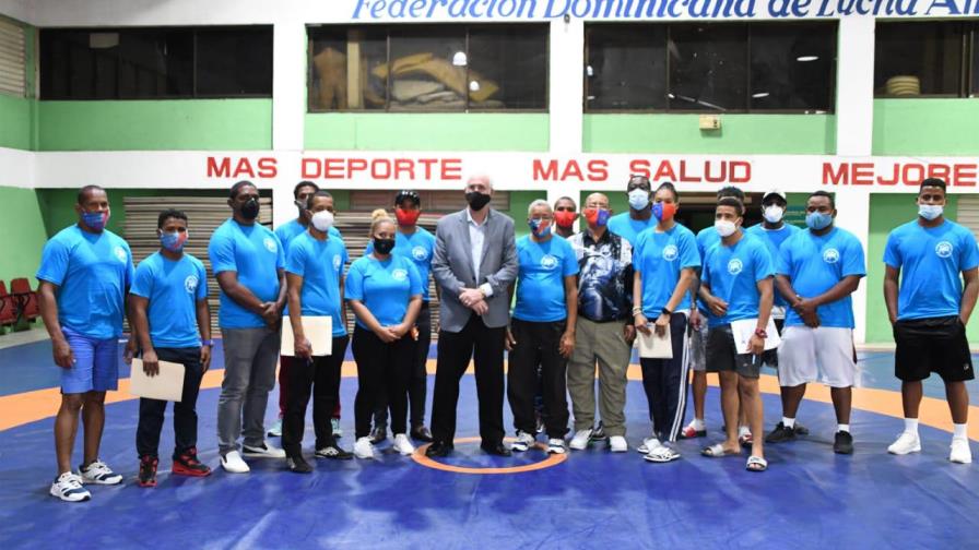 Federación de Lucha inicia cursos regionales de lucha para entrenadores nacionales