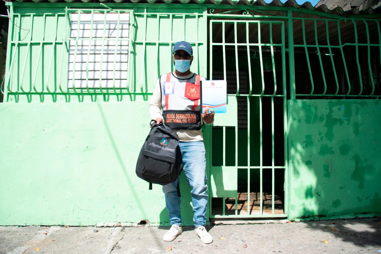 Daniel Arias recibió por “útiles escolares” una mochila y dos cuadernos.