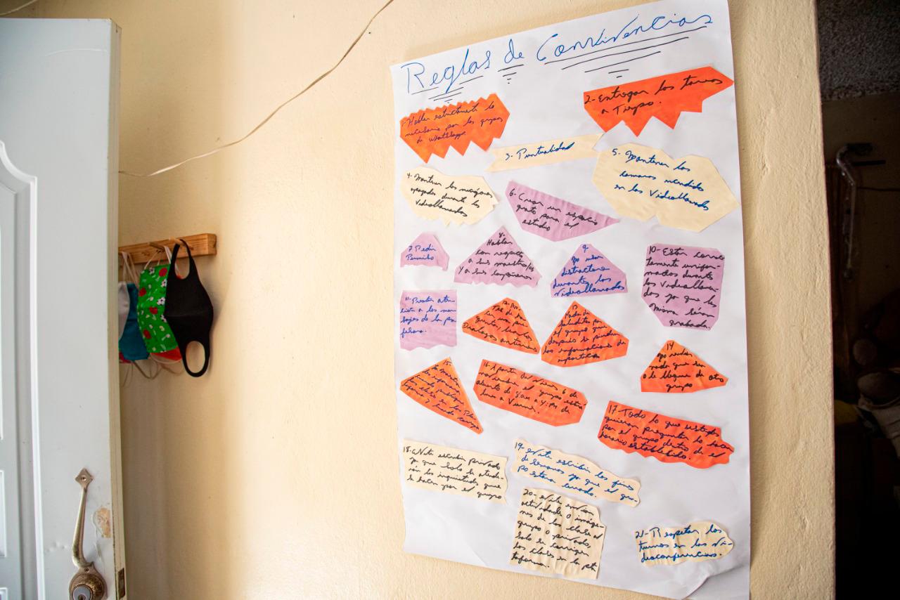 En la casa de Rosela Díaz, del sector 27 de Febrero, tiene las “normas de convivencia” anotadas en una cartulina.