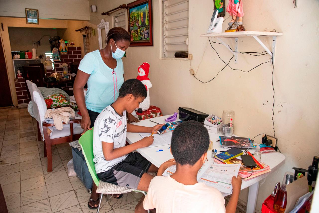Los hijos de Rosela Díaz comparten un celular con internet para recibir sus clases.