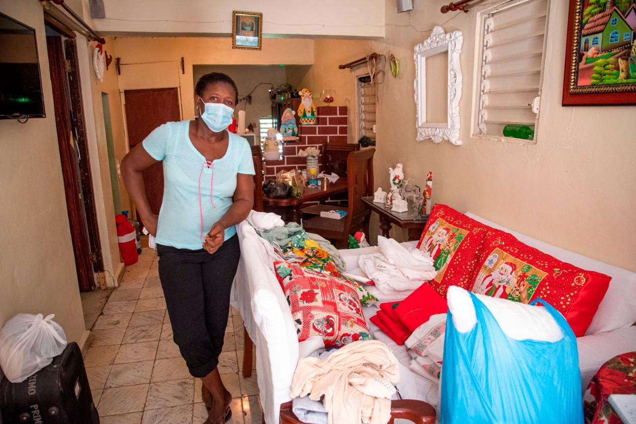 La señora Díaz se gana la vida confeccionando colchas, cojines y cortinas y mientras ayuda a sus hijos a estudiar.