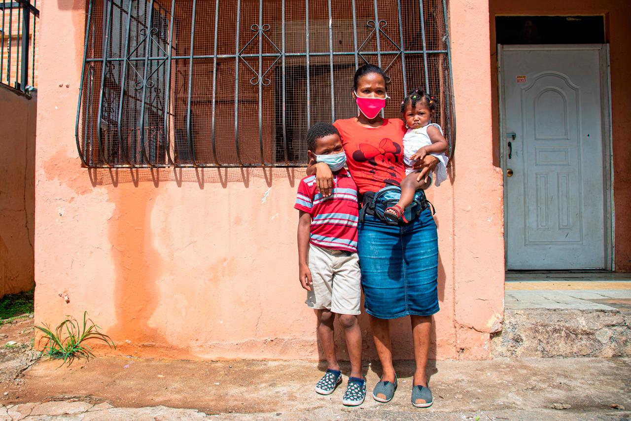 Karina M. del Orbe junto a su hijo en edad escolar y una sobrina.