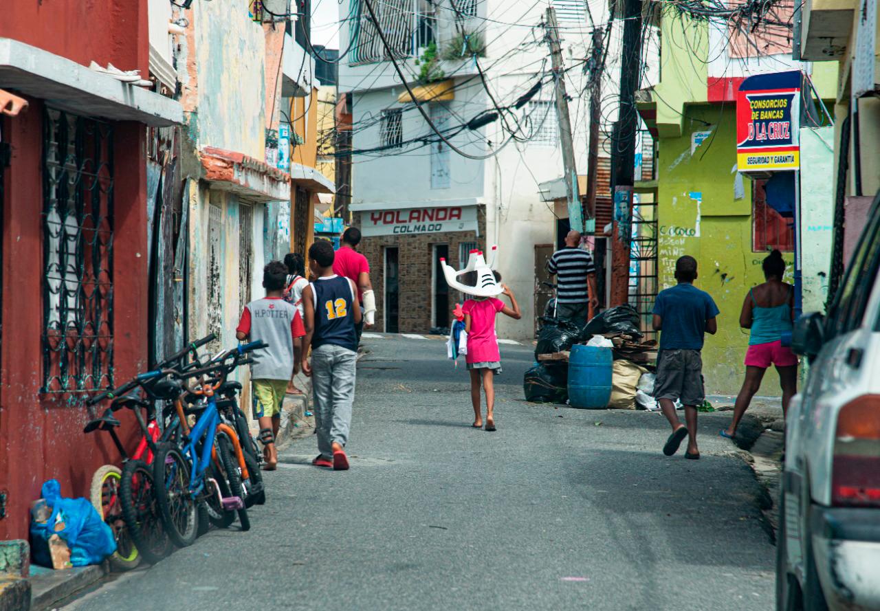 Muchos niños y jóvenes fueron observados merodeando por las calles.