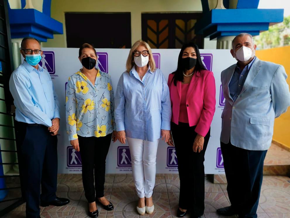 Roger Minier, Altagracia Marínez, Mirka Morales, Alexandra Ventura de Gómez y Wilfred Mallén.