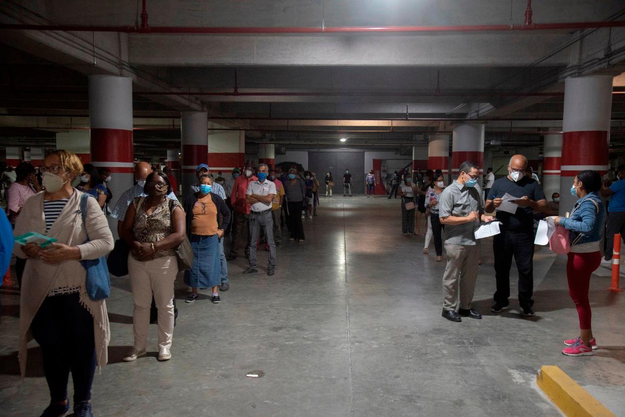 Largas filas para tomarse la muestra en Galería 360.