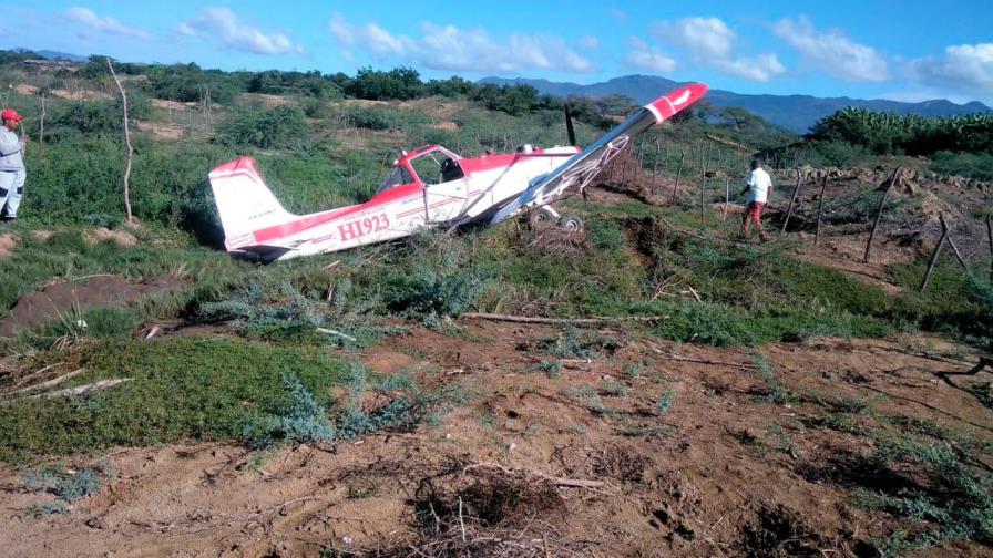 Piloto de avioneta sale ileso tras estrellarse en una finca en Valverde