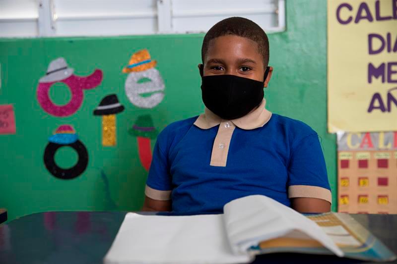 Un niño observaba un cuadernillo en el aula, cuando la docencia era presencial.