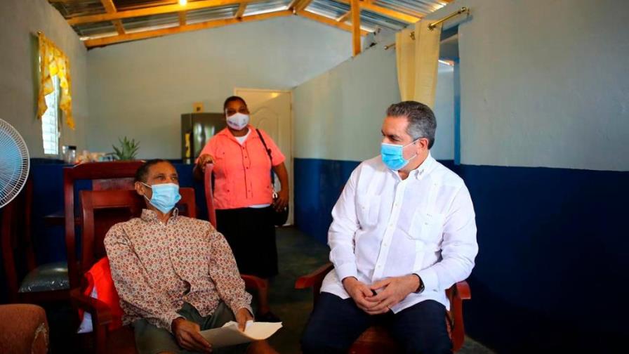 Gobierno entrega casa a un obrero cañero no vidente en Cuesta del Jobo de Yamasá
