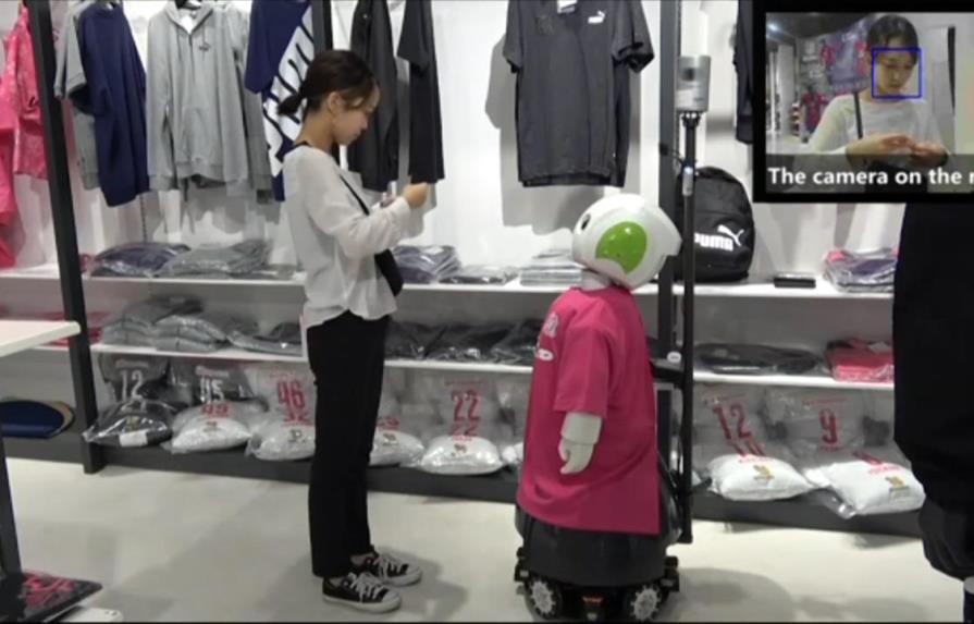 Video | Un robot en Japón recuerda a los clientes que deben usar mascarilla
