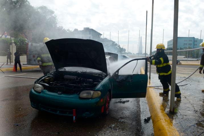 Un carro se incendió en las inmediaciones del Congreso Nacional
