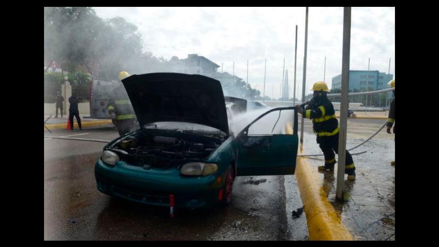 Un carro se incendió en las inmediaciones del Congreso Nacional