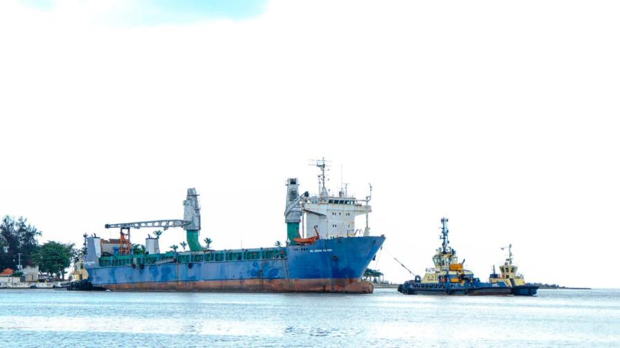 Trasladan barco atracado por siete años en el puerto de Boca Chica 