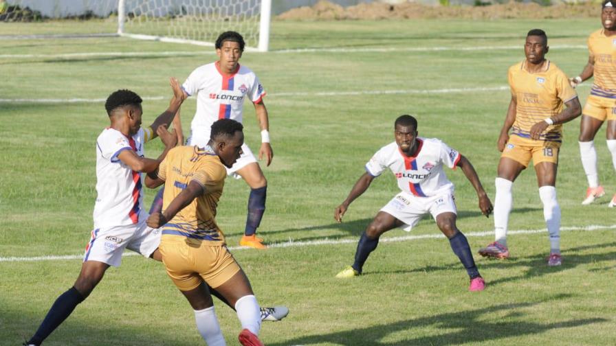 O&M sale delante en semifinal del fútbol dominicano