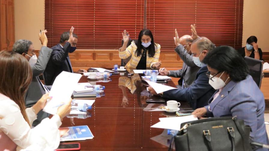 Senado: aplicación de vacuna contra el COVID-19 en el país será gratis, pero no obligatoria Senado: aplicación de vacuna contra el COVID-19 en el país será gratis, pero no obligatoria