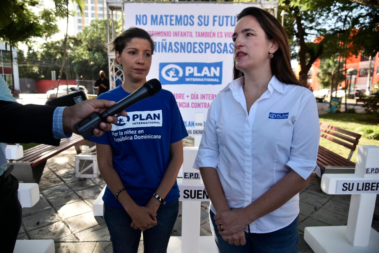 De derecha a izquierda, Laura Bretón, oficial de derechos sexuales y reproductivos de Plan Internacional, y Virginia Saiz, presidenta de esa organización.