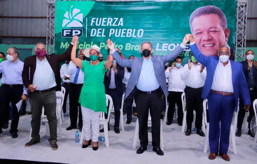Leonel juramenta en la Fuerza del Pueblo a la alcaldesa de La Guáyiga la Poppy