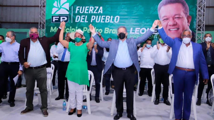 Leonel juramenta en la Fuerza del Pueblo a la alcaldesa de La Guáyiga la Poppy