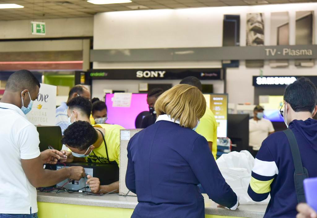 Personal de un comercio asistiendo a compradores durante en Black Friday.