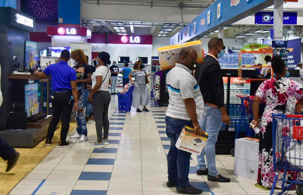 Ciudadanos realizando compras durante el Black Friday.