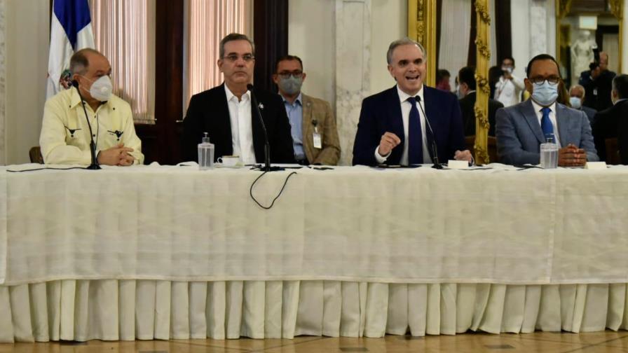 Presidente crea fondo especial para dar doble sueldo a los empleados que están en Fase I Presidente crea fondo especial para dar doble sueldo a los empleados que están en Fase I