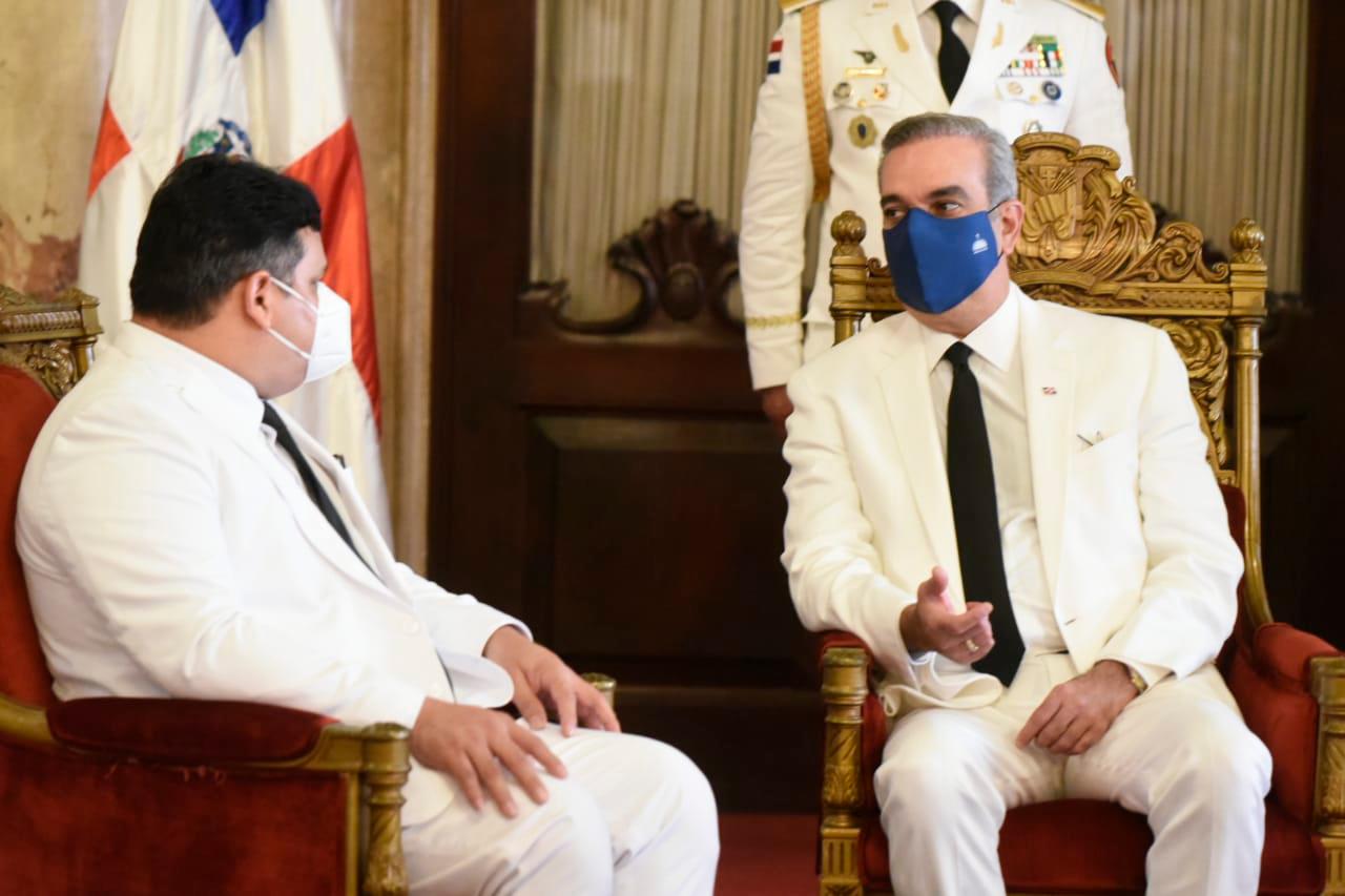 El embajador de la República de Panamá, Pablo Javier Pérez Campos, junto al presidente Luis Abinader y la vicepresidente Raquel Peña.